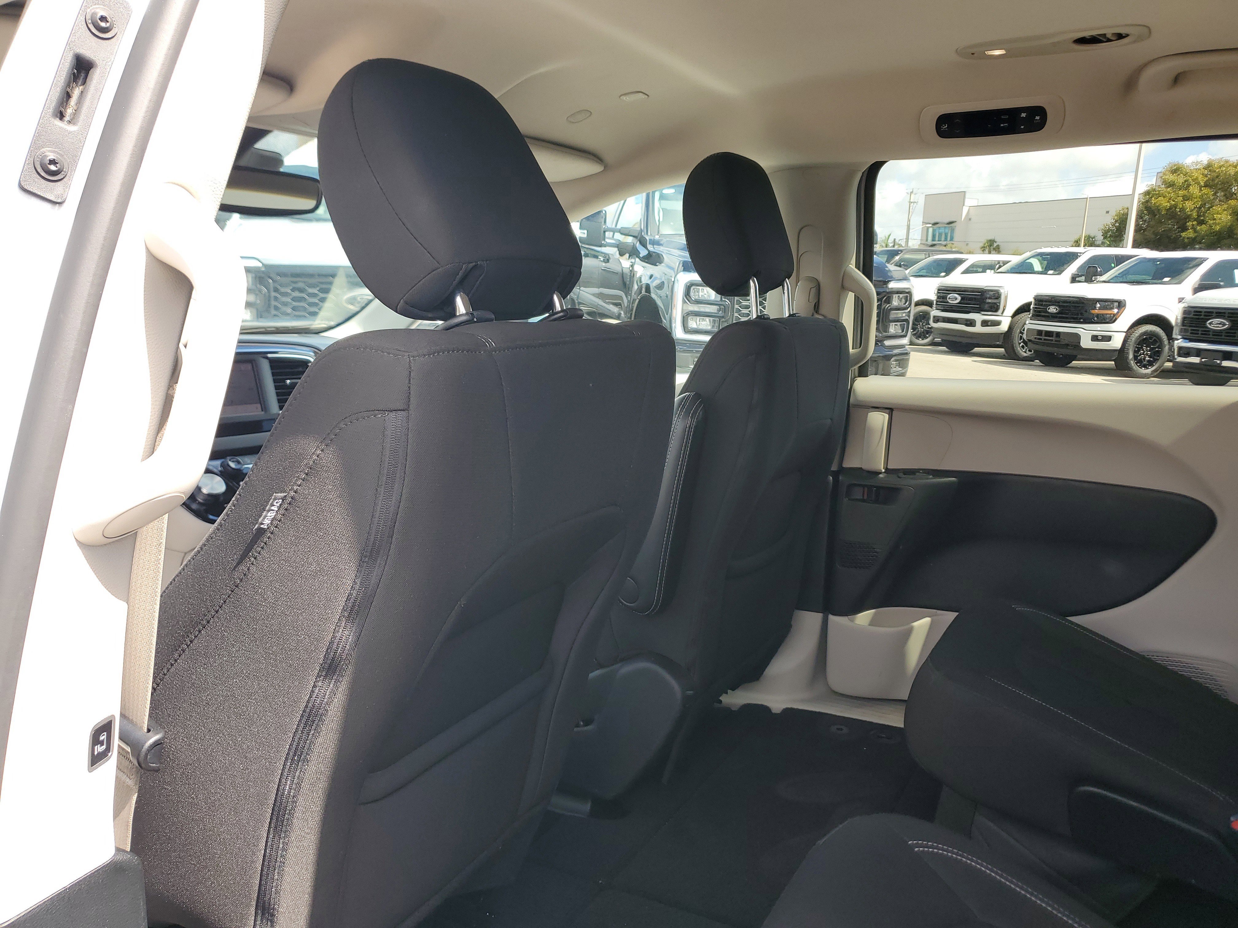 Used 2023 Chrysler Voyager LX image 14