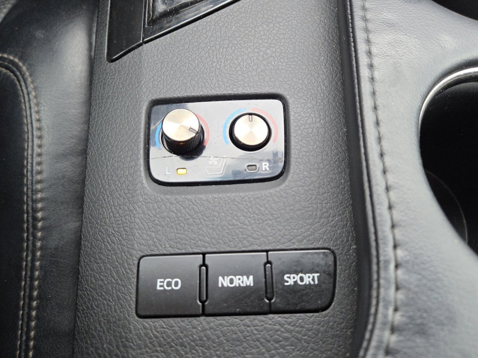 Used 2016 Toyota Avalon Limited image 9