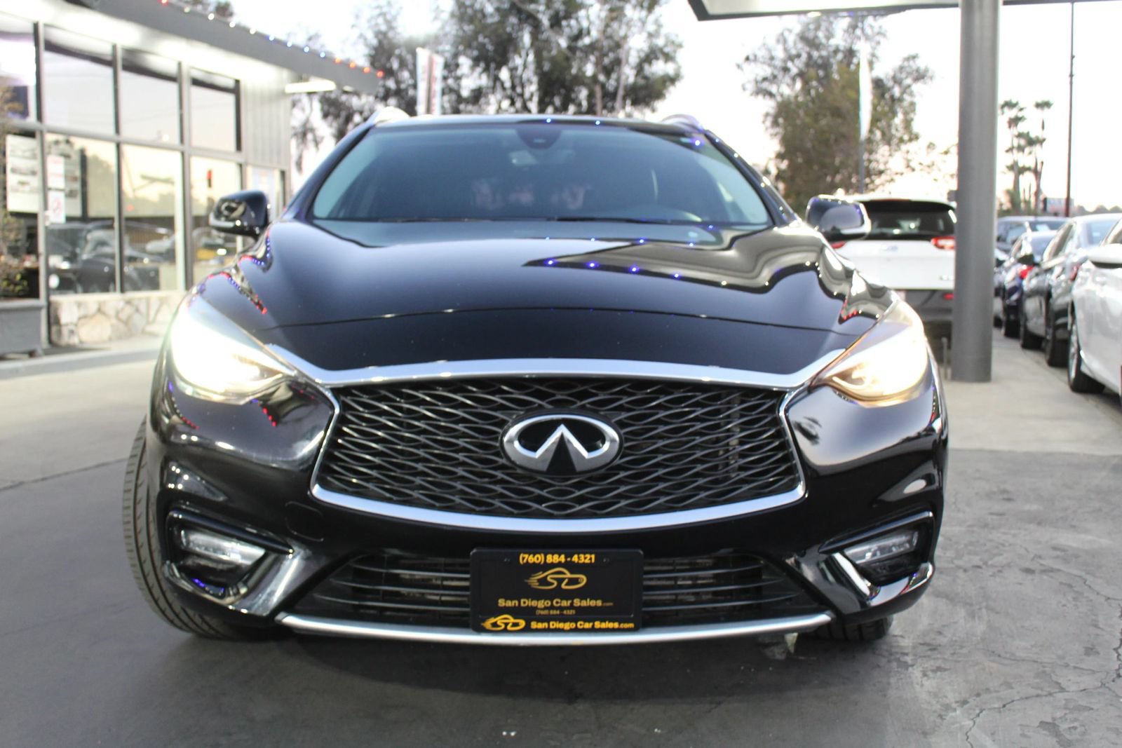 Used 2017 INFINITI QX30 Premium FWD image 8