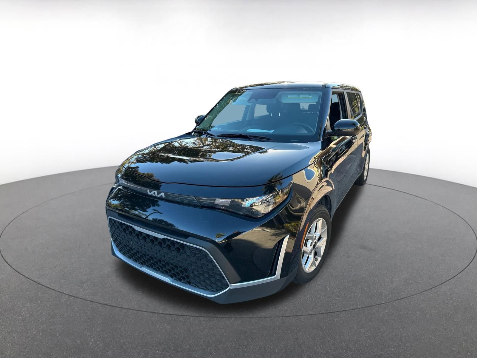 Used 2025 Kia Soul LX w/ LX Technology Package image 3