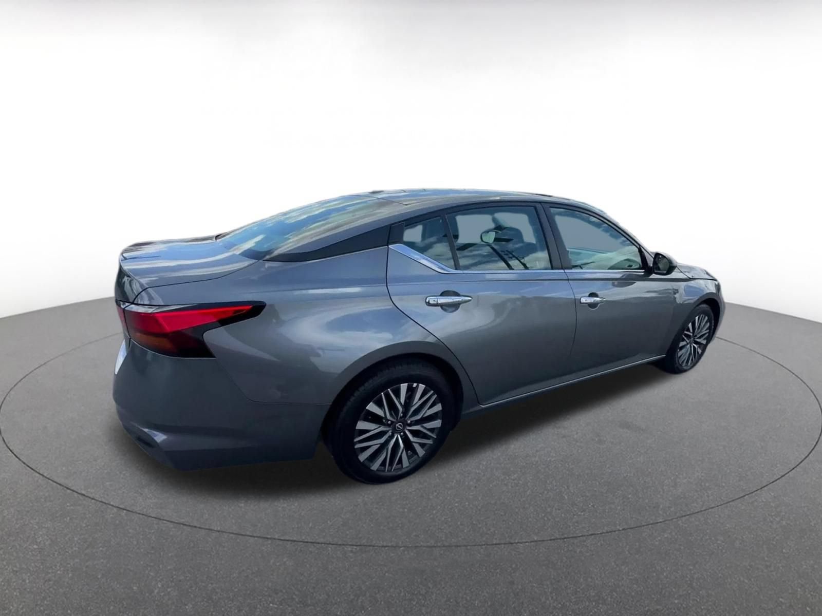 Used 2025 Nissan Altima 2.5 SV FWD image 13