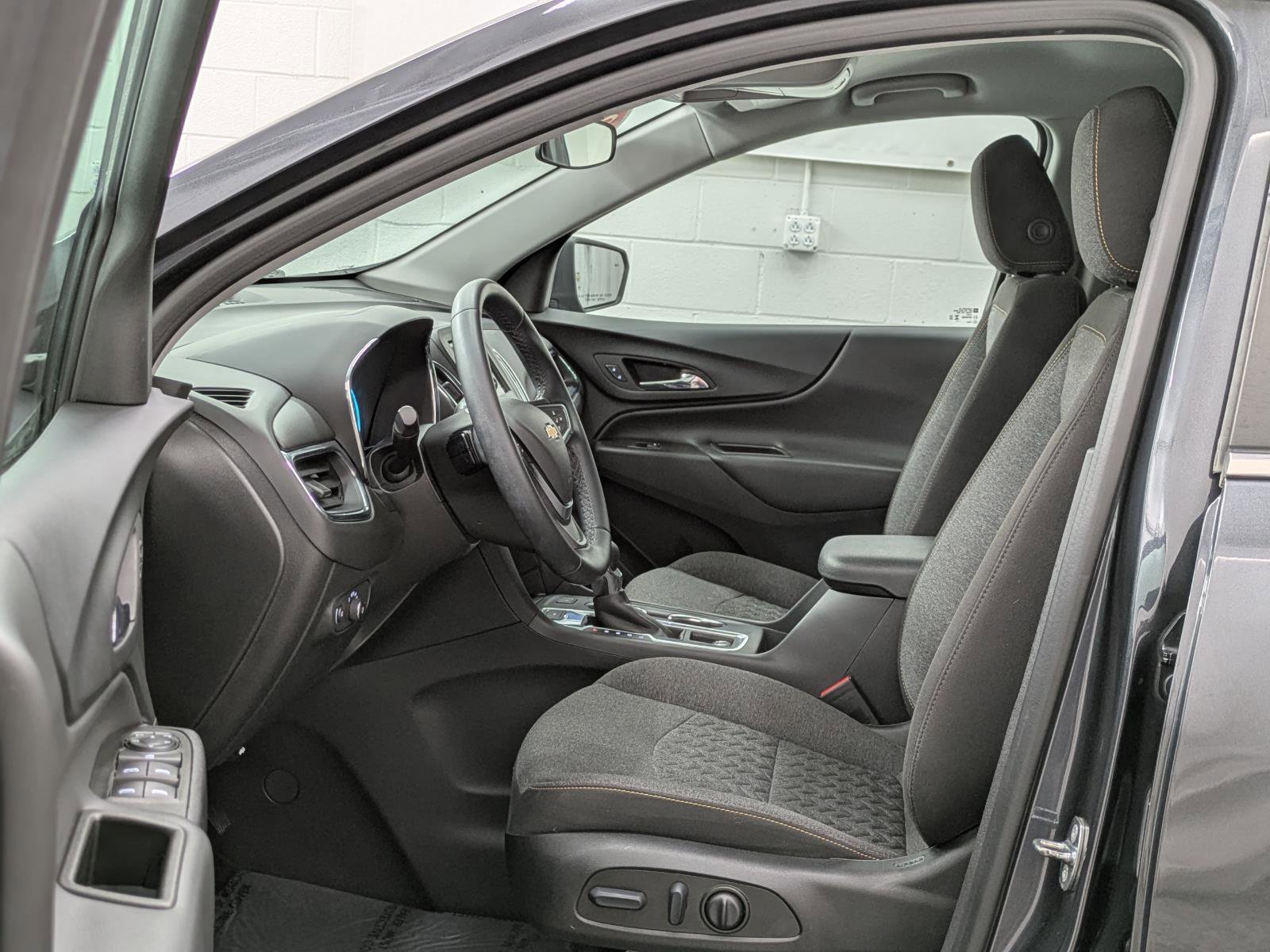 Used 2023 Chevrolet Equinox LT w/ Driver Convenience Package image 3