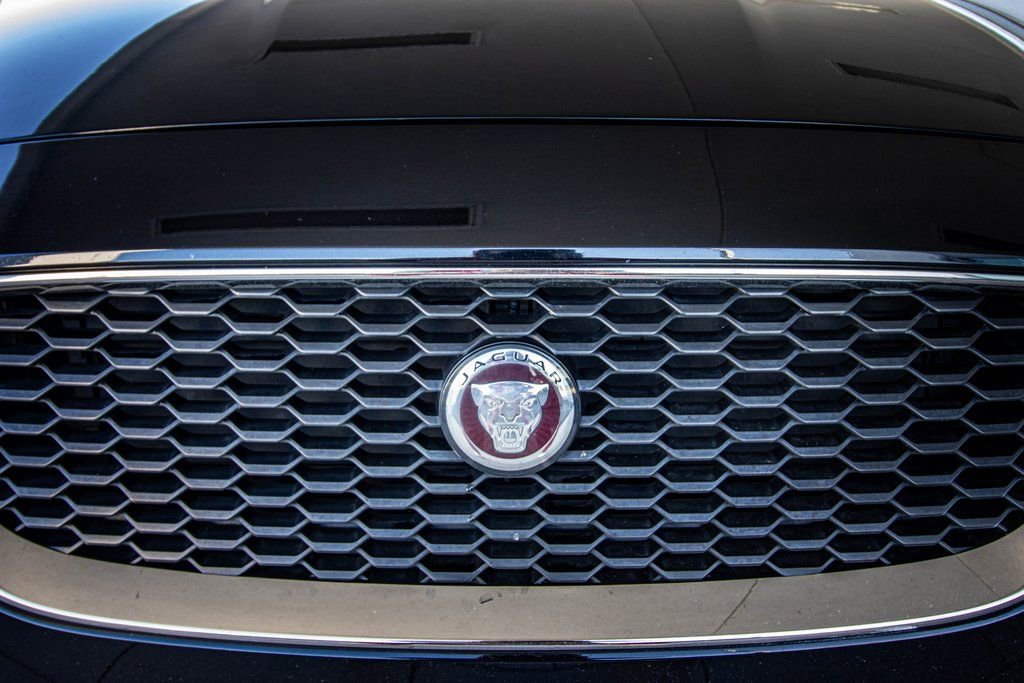 Used 2018 Jaguar E-PACE SE image 9