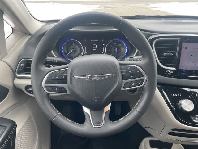 Used 2022 Chrysler Pacifica Touring-L image 21