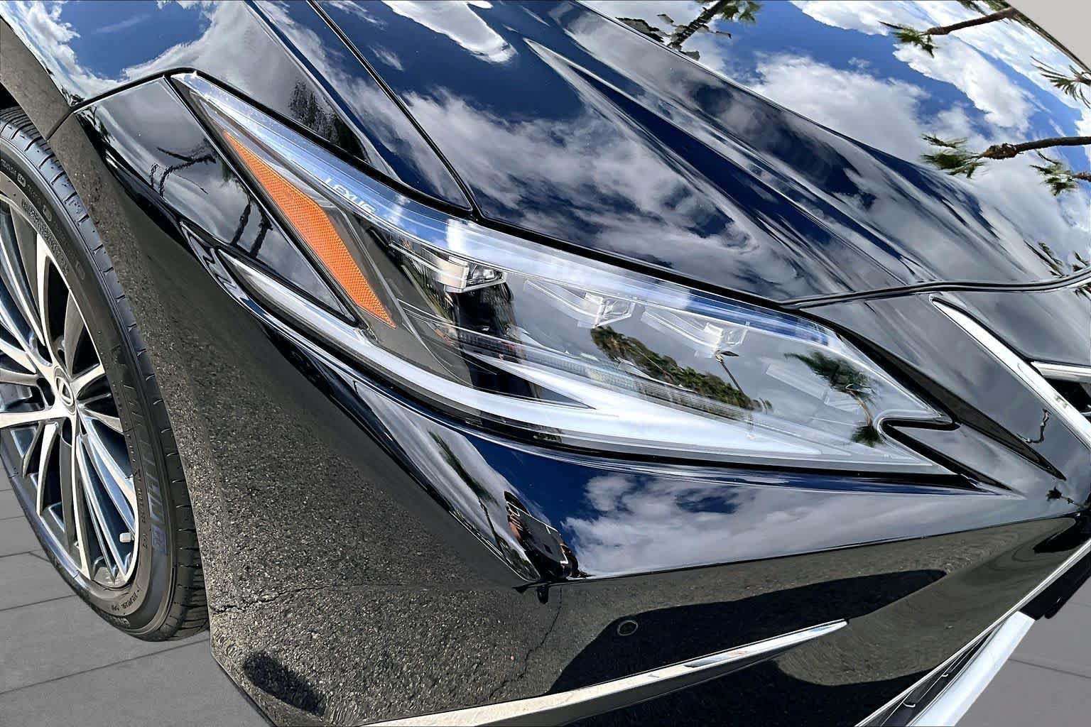 Used 2025 Lexus ES 300h w/ Premium Package FWD image 26
