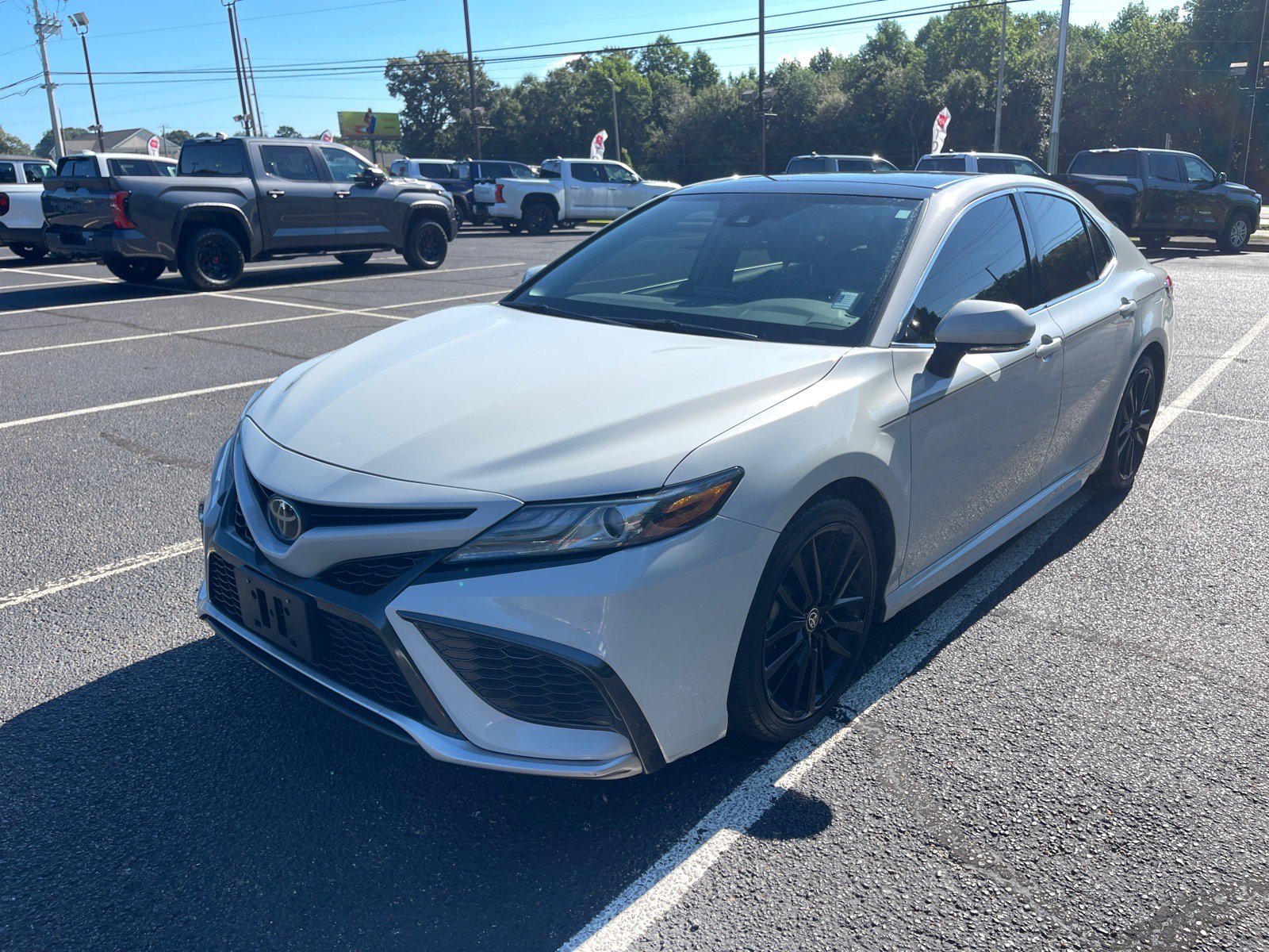 Used 2022 Toyota Camry XSE FWD image 3