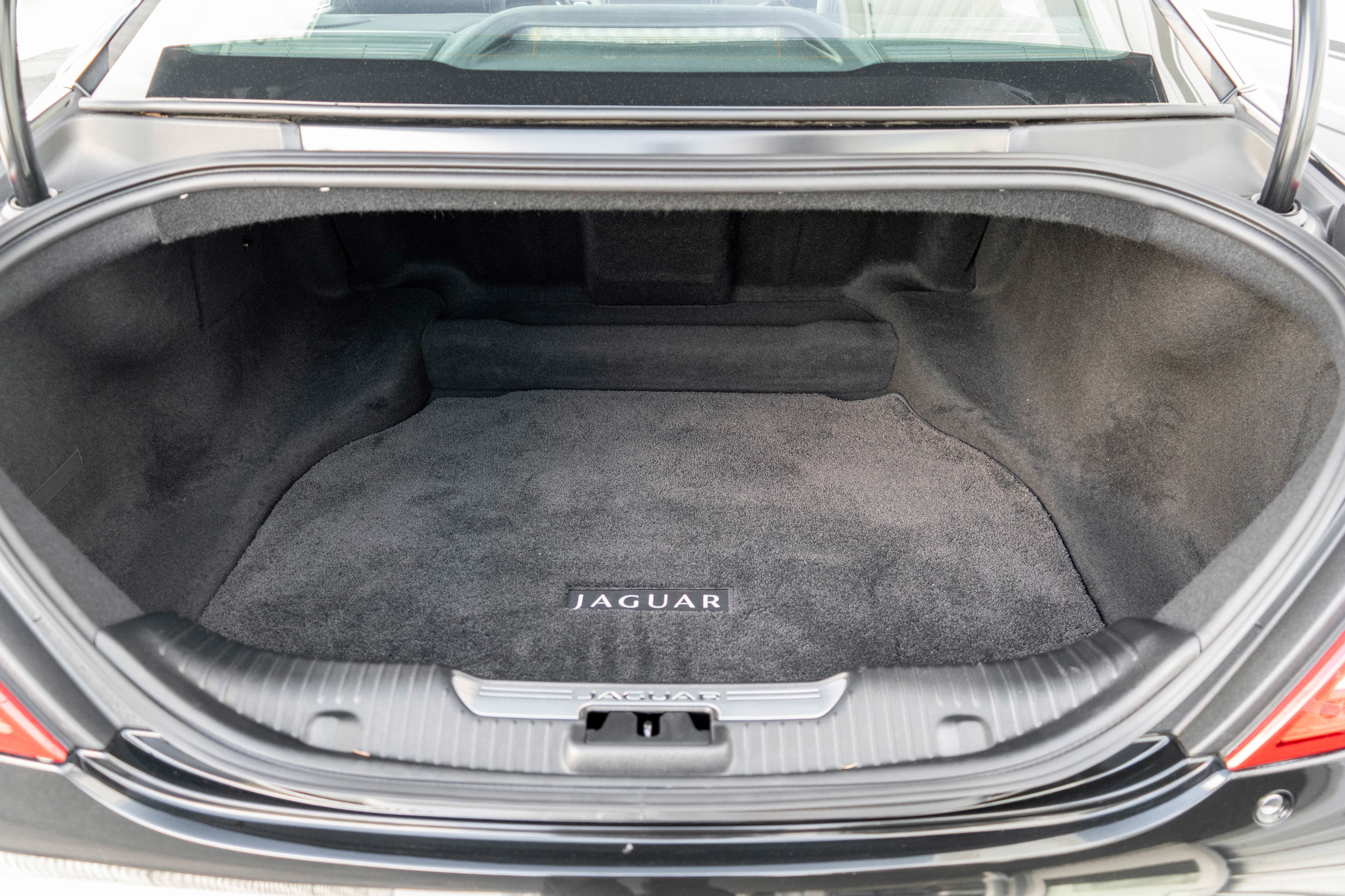 Used 2015 Jaguar XJ image 35