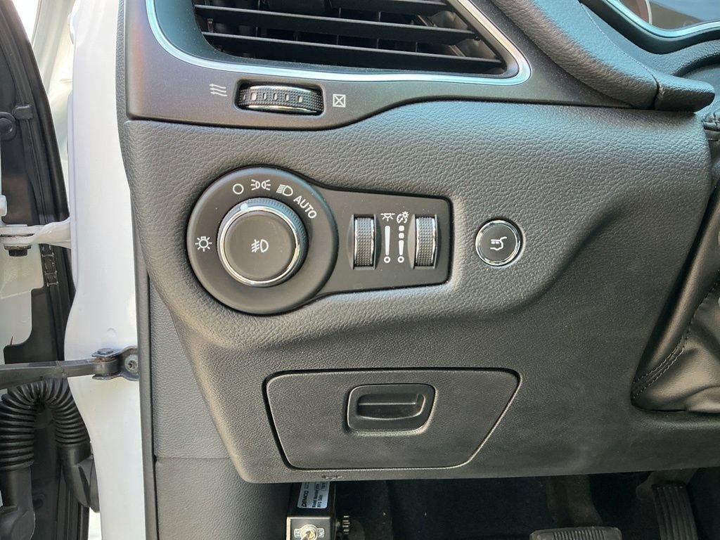 Used 2020 Jeep Cherokee Trailhawk AWD/4WD image 15