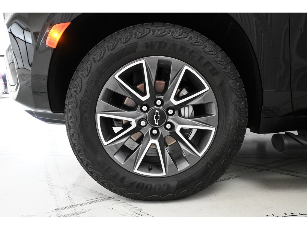 Used 2024 Chevrolet Tahoe Z71 w/ Z71 Off-Road Package AWD/4WD image 24