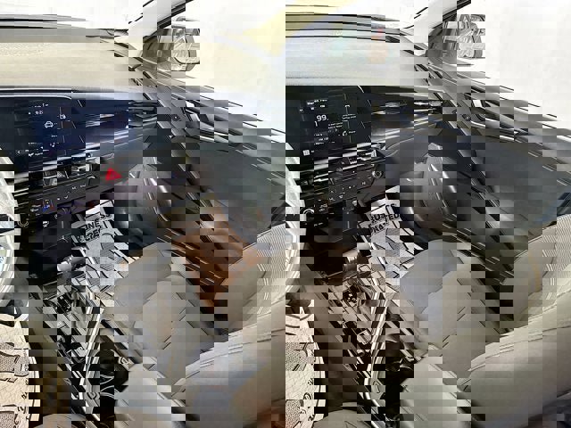 Used 2024 Kia Niro LX image 16