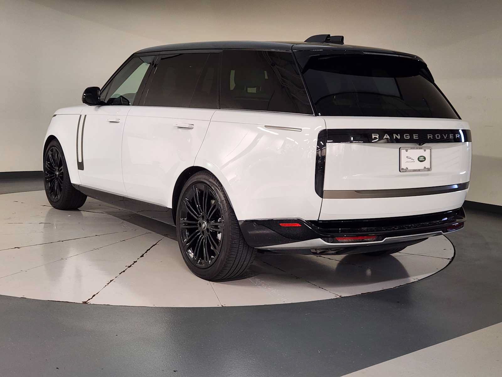 Used 2024 Land Rover Range Rover Long Wheelbase SE AWD/4WD image 6