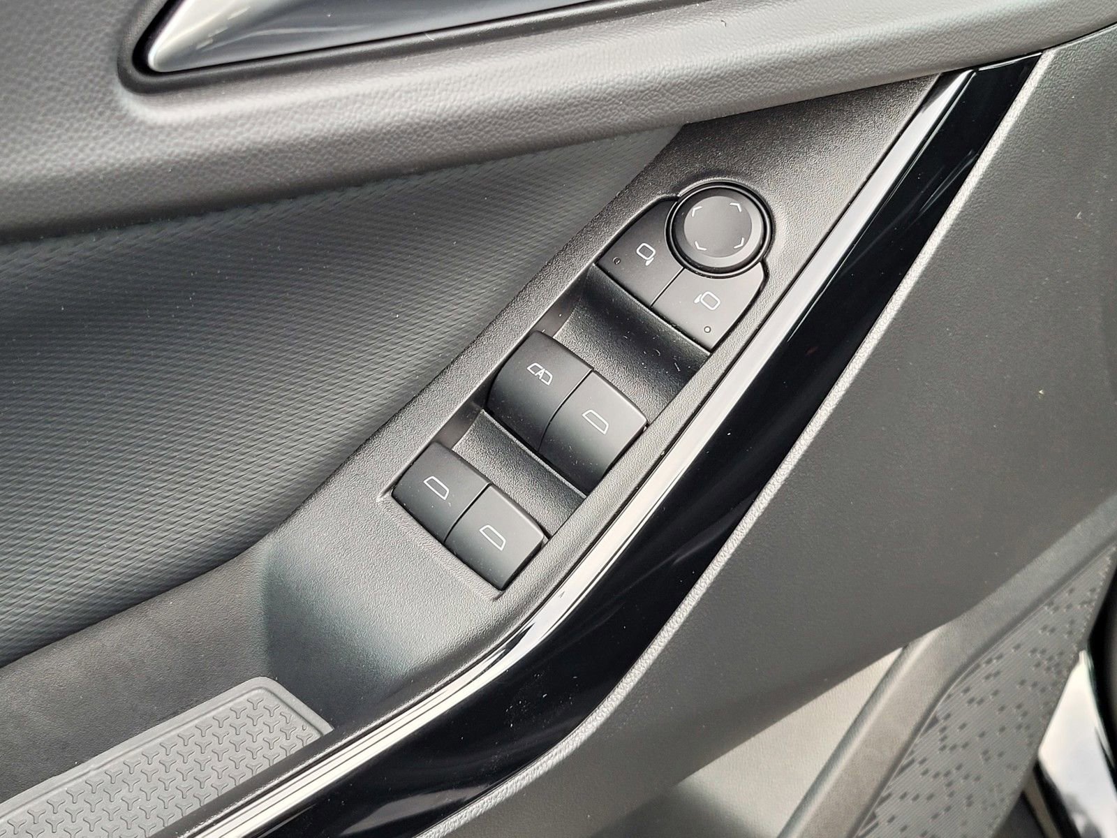 Used 2025 Chevrolet Equinox LT image 17