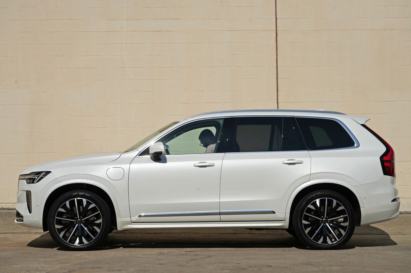 Used 2025 Volvo XC90 T8 Plus w/ Protection Package Premier AWD/4WD image 9