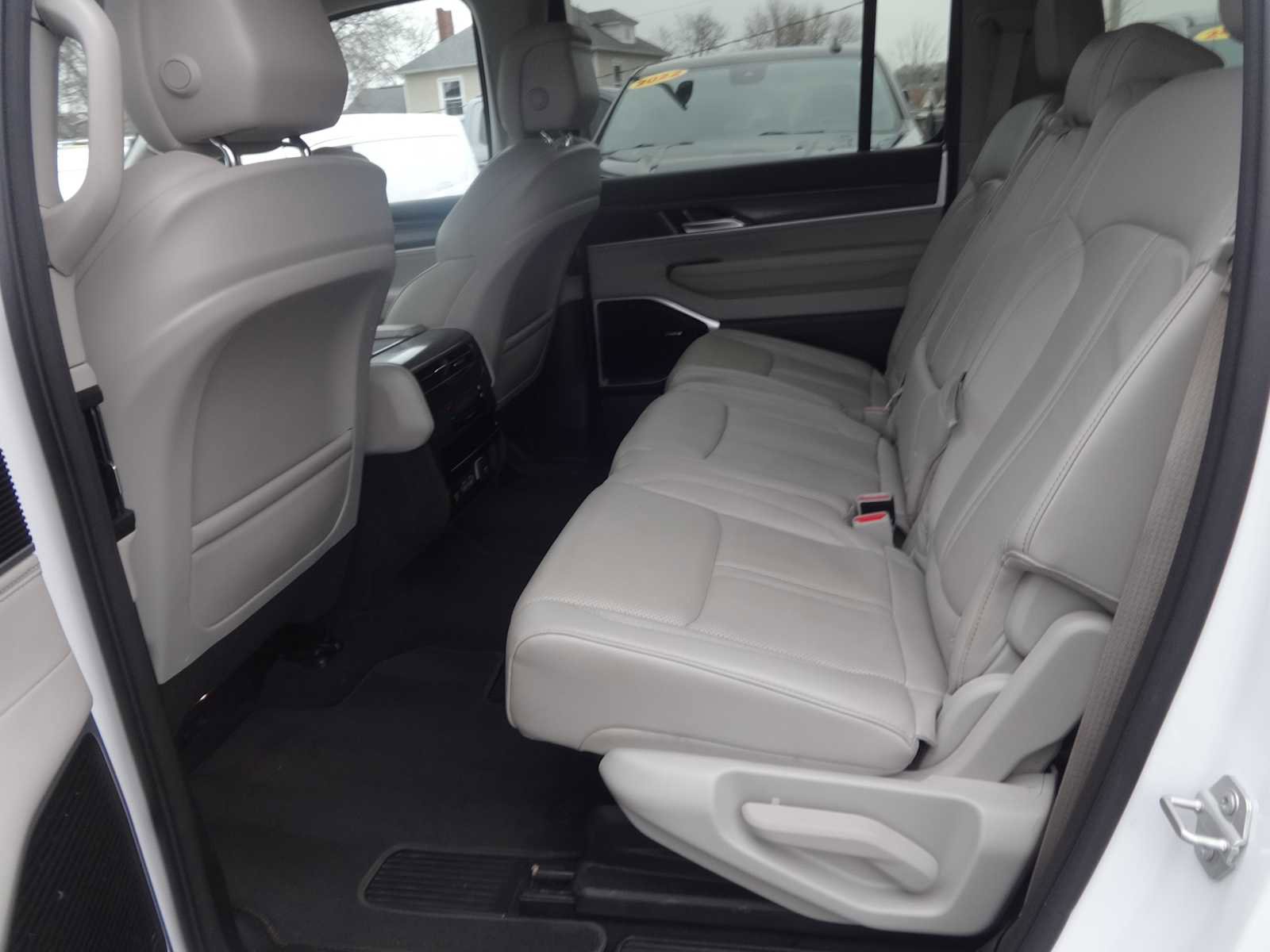 Used 2024 Jeep Wagoneer L Series II w/ Flexible Seating Group image 16