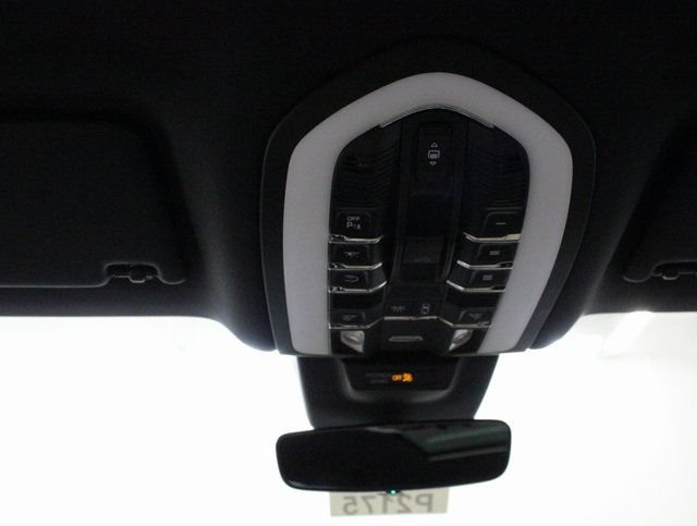 Used 2024 Porsche Macan AWD/4WD image 37