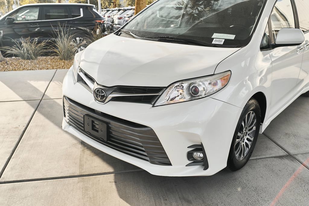 Used 2020 Toyota Sienna XLE w/ XLE Navigation Package image 5