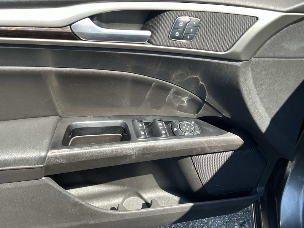 Used 2016 Ford Fusion SE w/ Equipment Group 202A FWD image 11