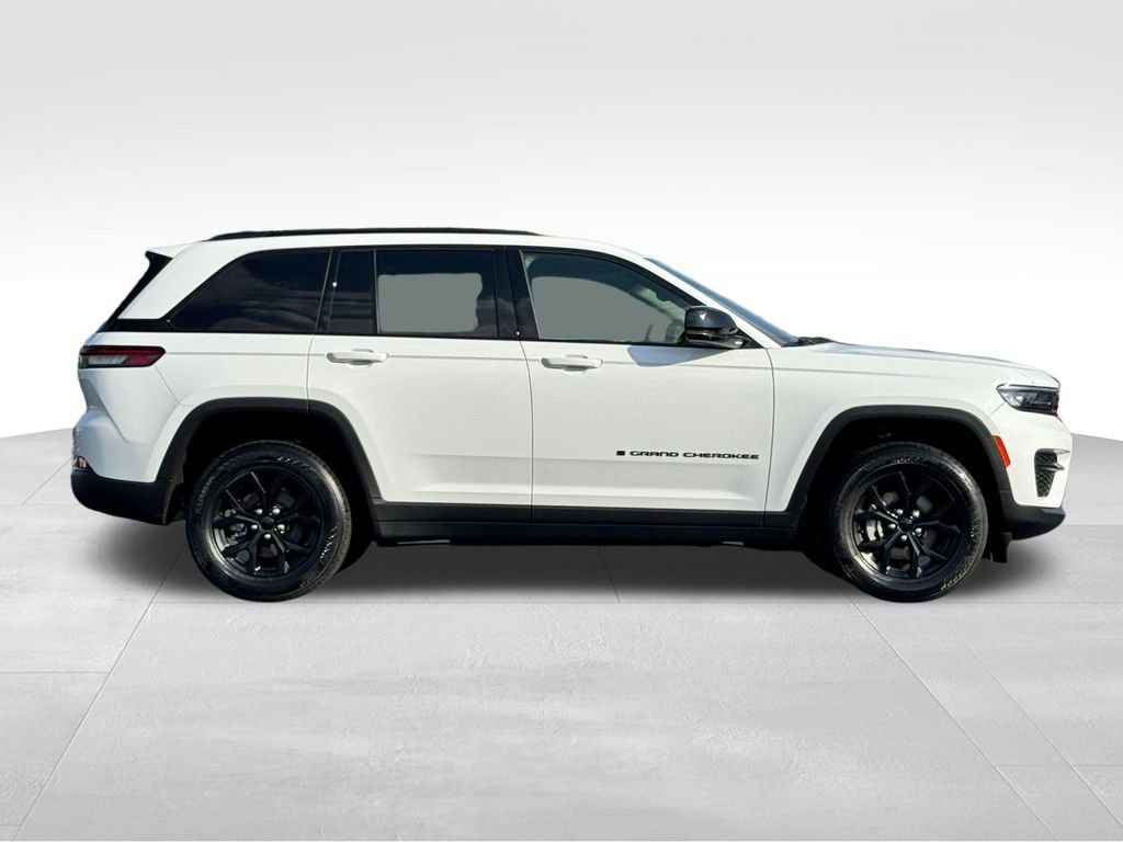 Used 2024 Jeep Grand Cherokee Altitude AWD/4WD image 8