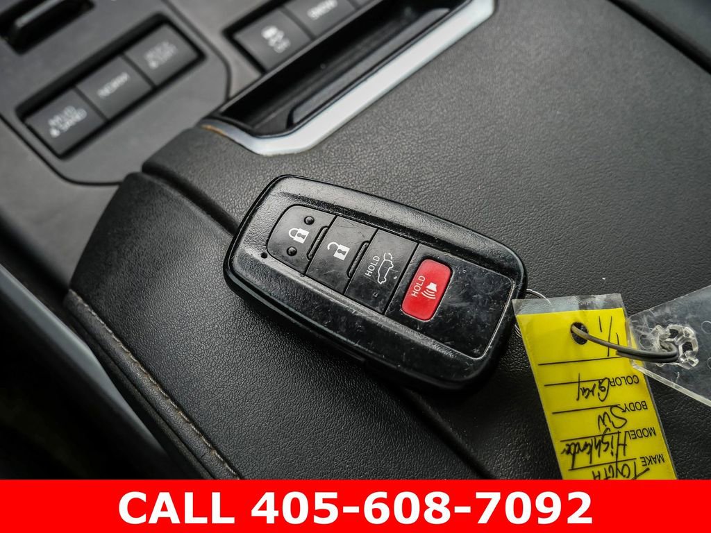 Used 2021 Toyota Highlander XLE AWD/4WD image 35