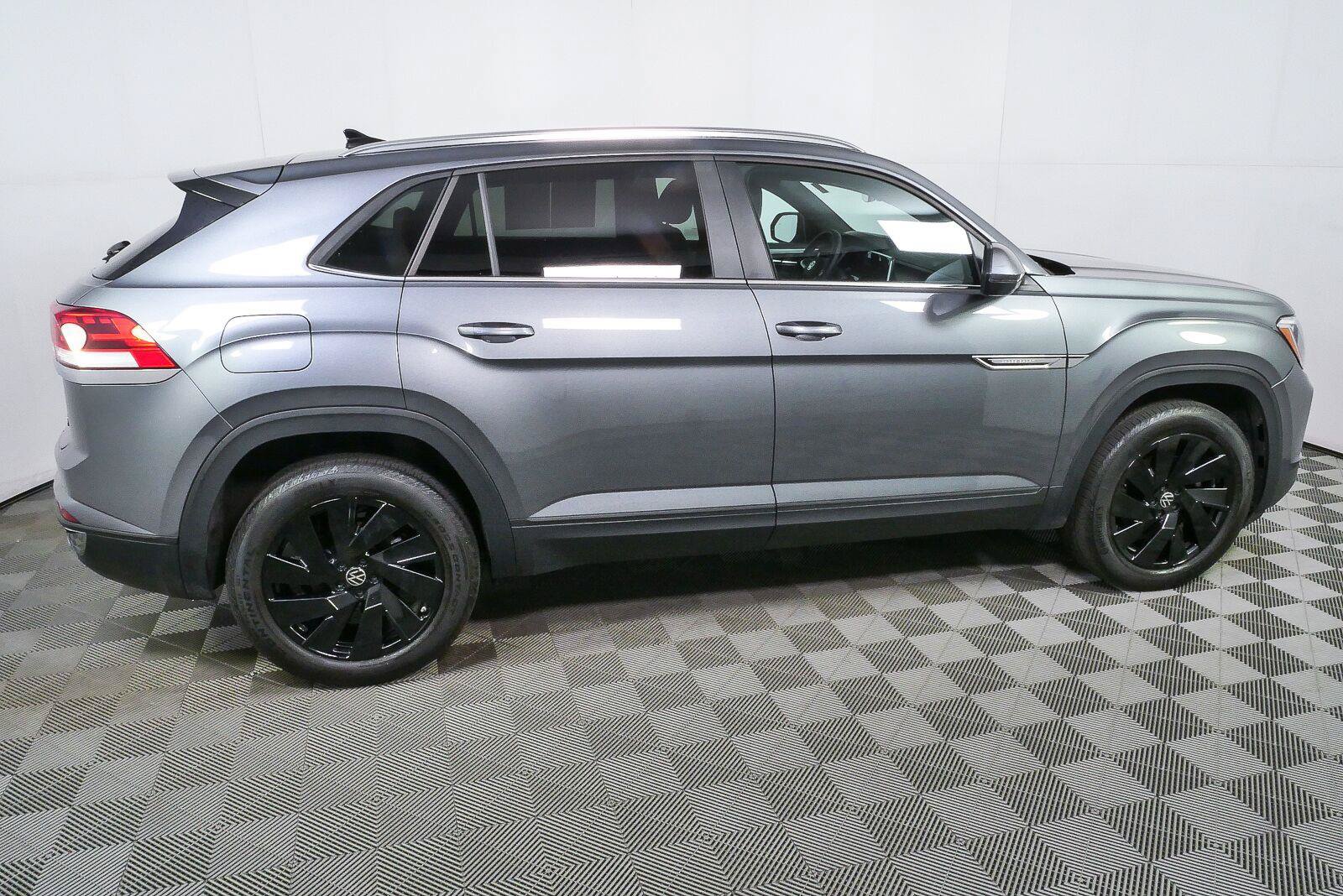 Certified 2025 Volkswagen Atlas Cross Sport SE w/ Panoramic Sunroof Package AWD/4WD image 26