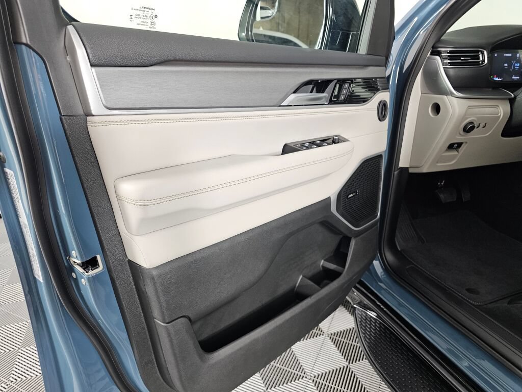 New 2026 Jeep Grand Wagoneer Limited w/ Rear Seat Video Group I AWD/4WD image 19