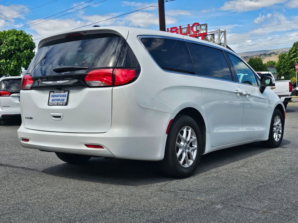 Used 2023 Chrysler Voyager LX FWD image 5