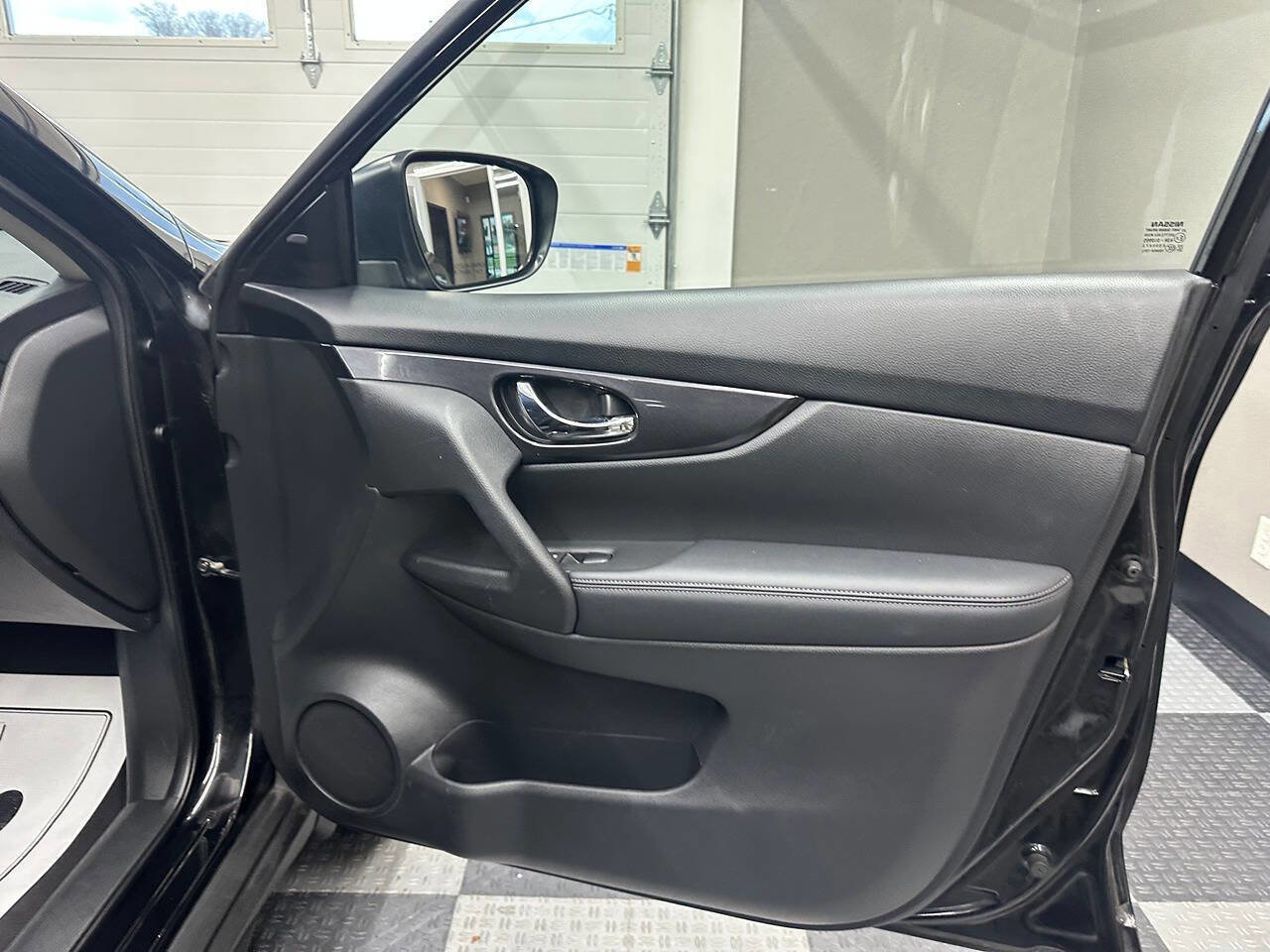 Used 2018 Nissan Rogue S image 25