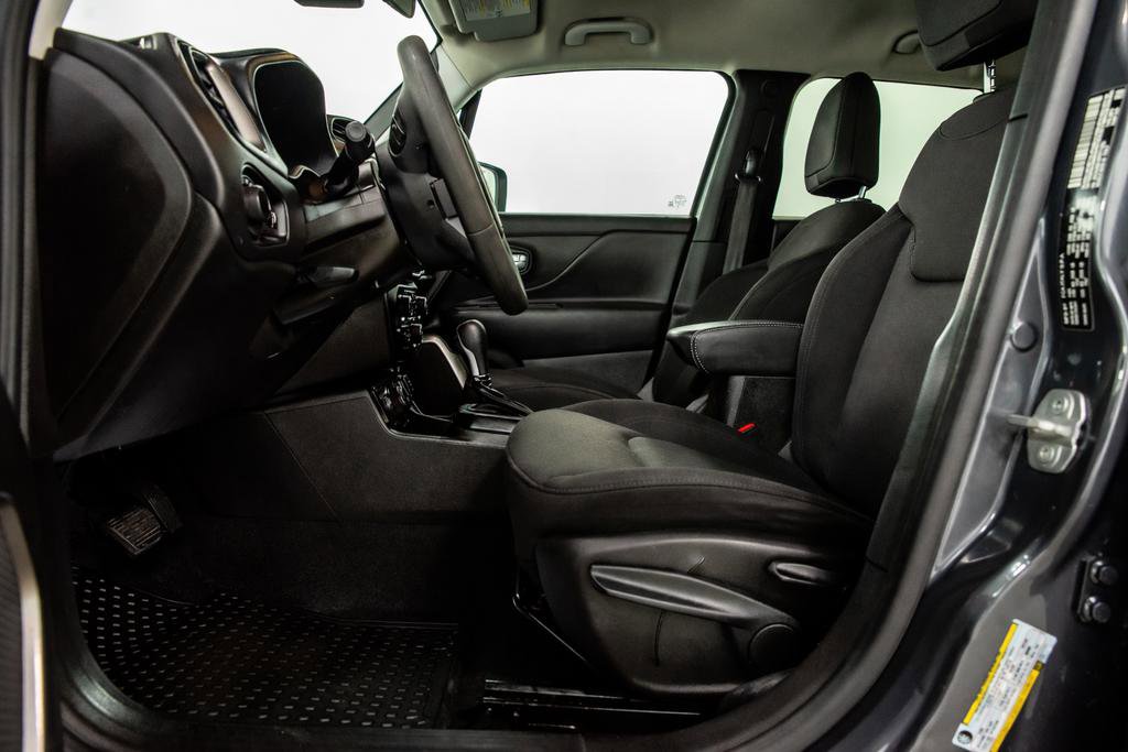 Used 2023 Jeep Renegade Latitude AWD/4WD image 7