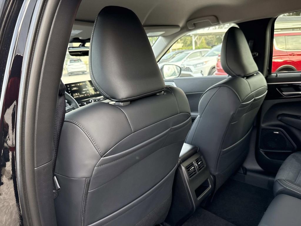 New 2026 Mitsubishi Outlander SE image 12