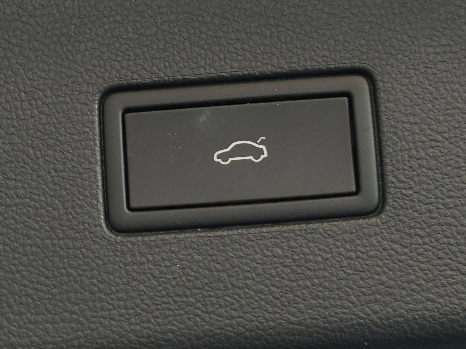 Used 2025 Volkswagen Atlas SE image 29