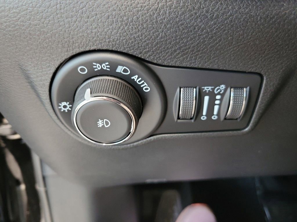 New 2025 Jeep Compass Latitude w/ Sun & Sound Group image 24