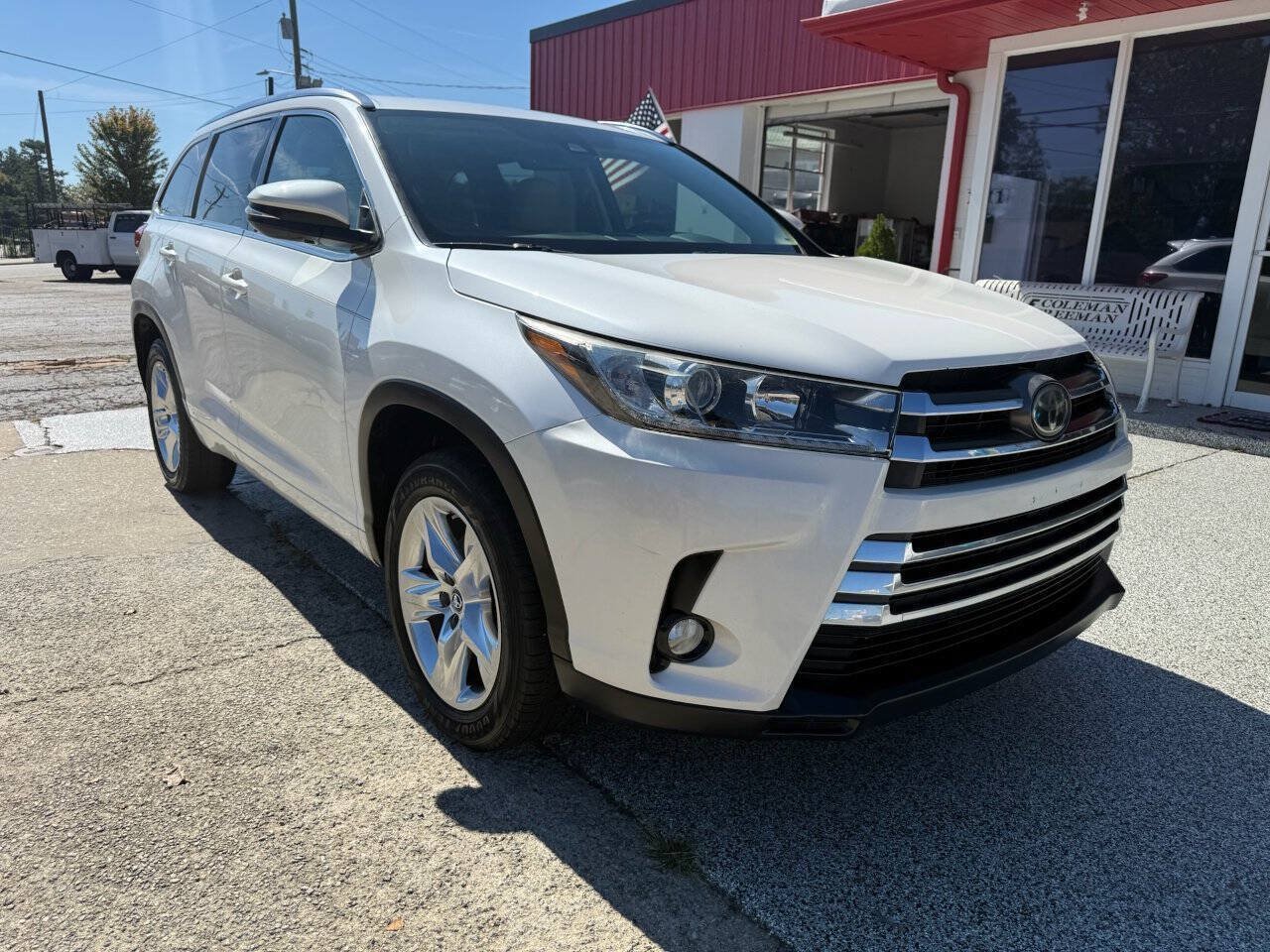 Used 2017 Toyota Highlander Limited FWD image 2