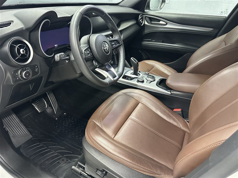Used 2024 Alfa Romeo Stelvio Ti AWD/4WD image 2
