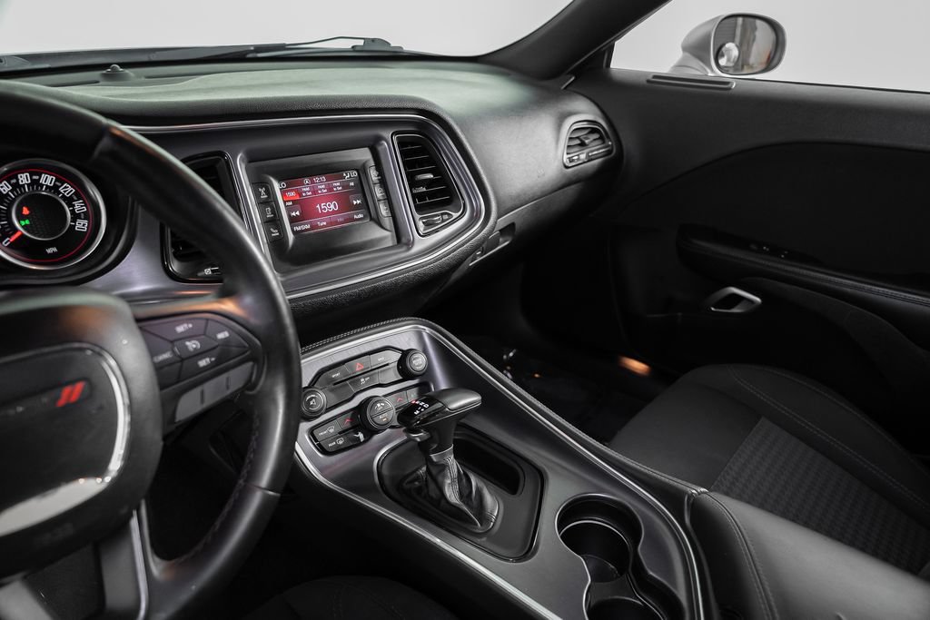 Used 2016 Dodge Challenger SXT RWD image 29