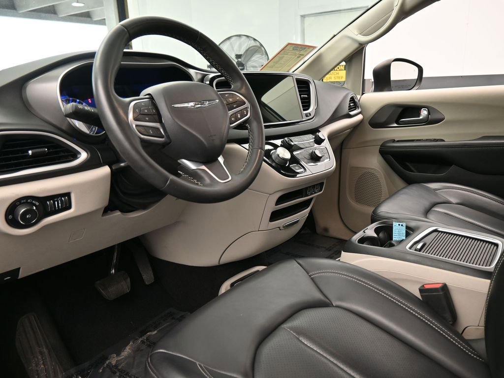 Used 2023 Chrysler Pacifica Touring-L image 13