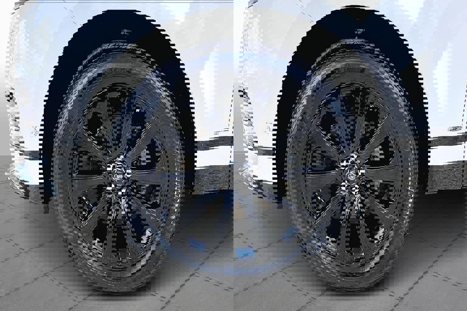 Used 2019 Land Rover Range Rover Velar R-Dynamic SE image 11