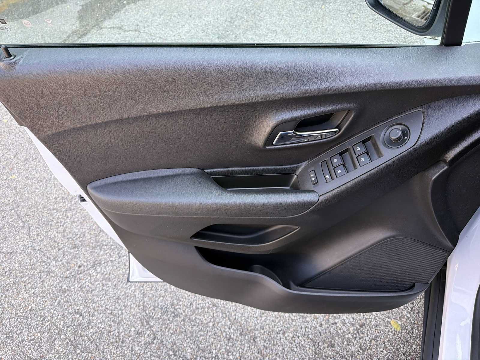 Used 2018 Chevrolet Trax LT w/ LPO, Protection Package FWD image 19