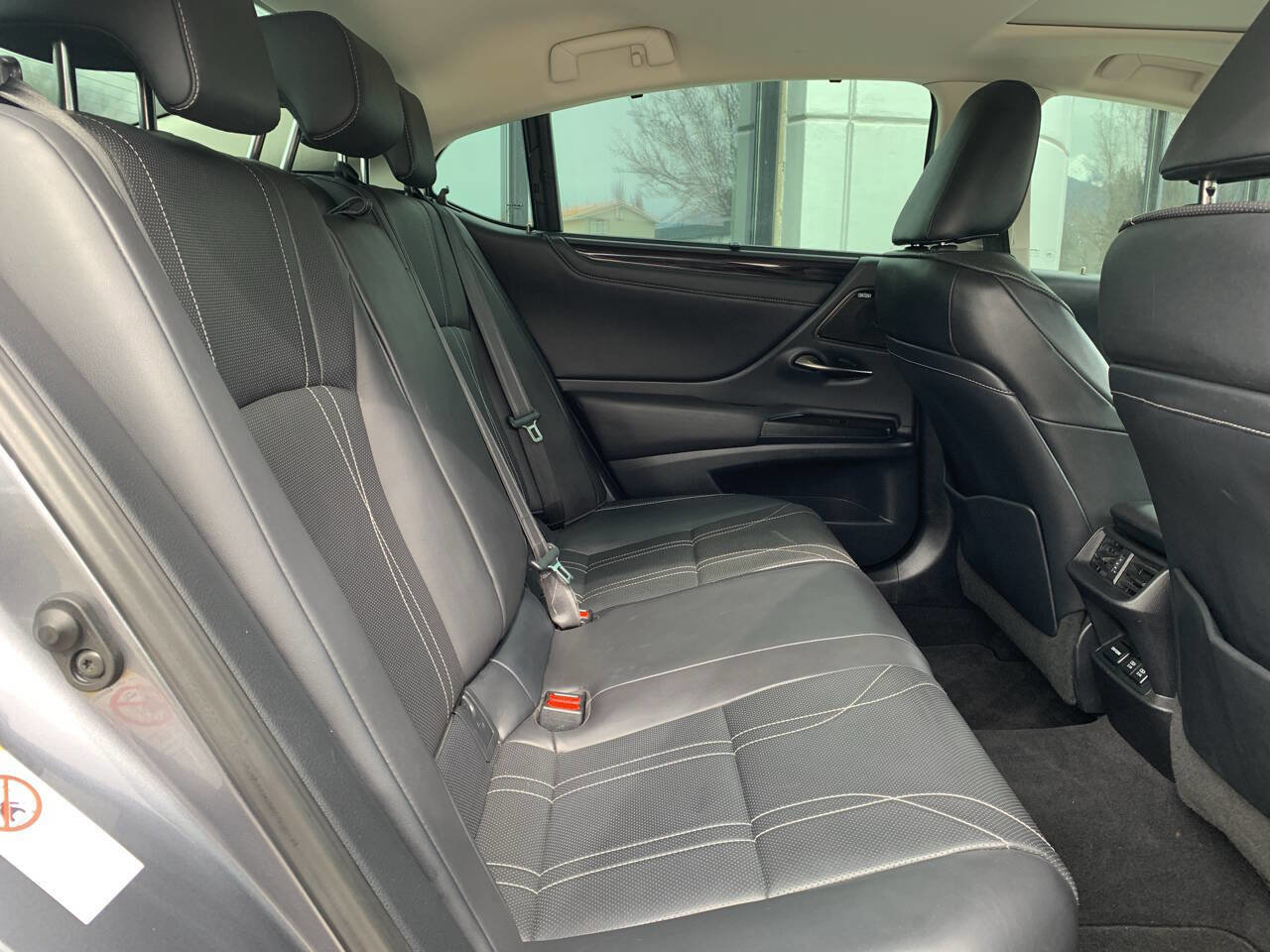 Used 2019 Lexus ES 300h Ultra Luxury w/ Accessory Package 2 image 11