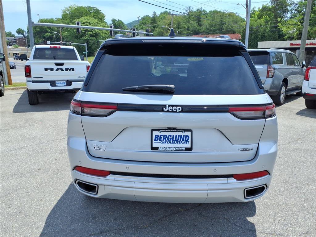 Used 2025 Jeep Grand Cherokee Summit AWD/4WD image 5