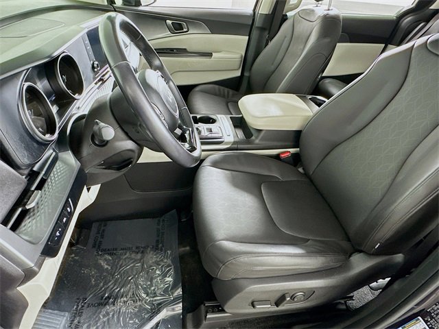 Used 2024 Kia Carnival LX image 9