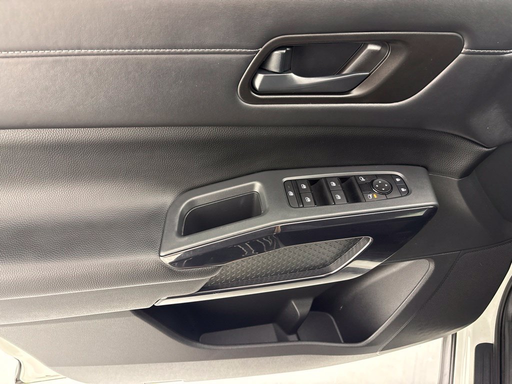Certified 2026 Nissan Pathfinder SV FWD image 26