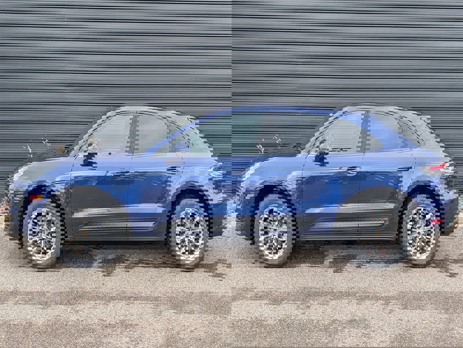 Used 2025 Porsche Macan image 2