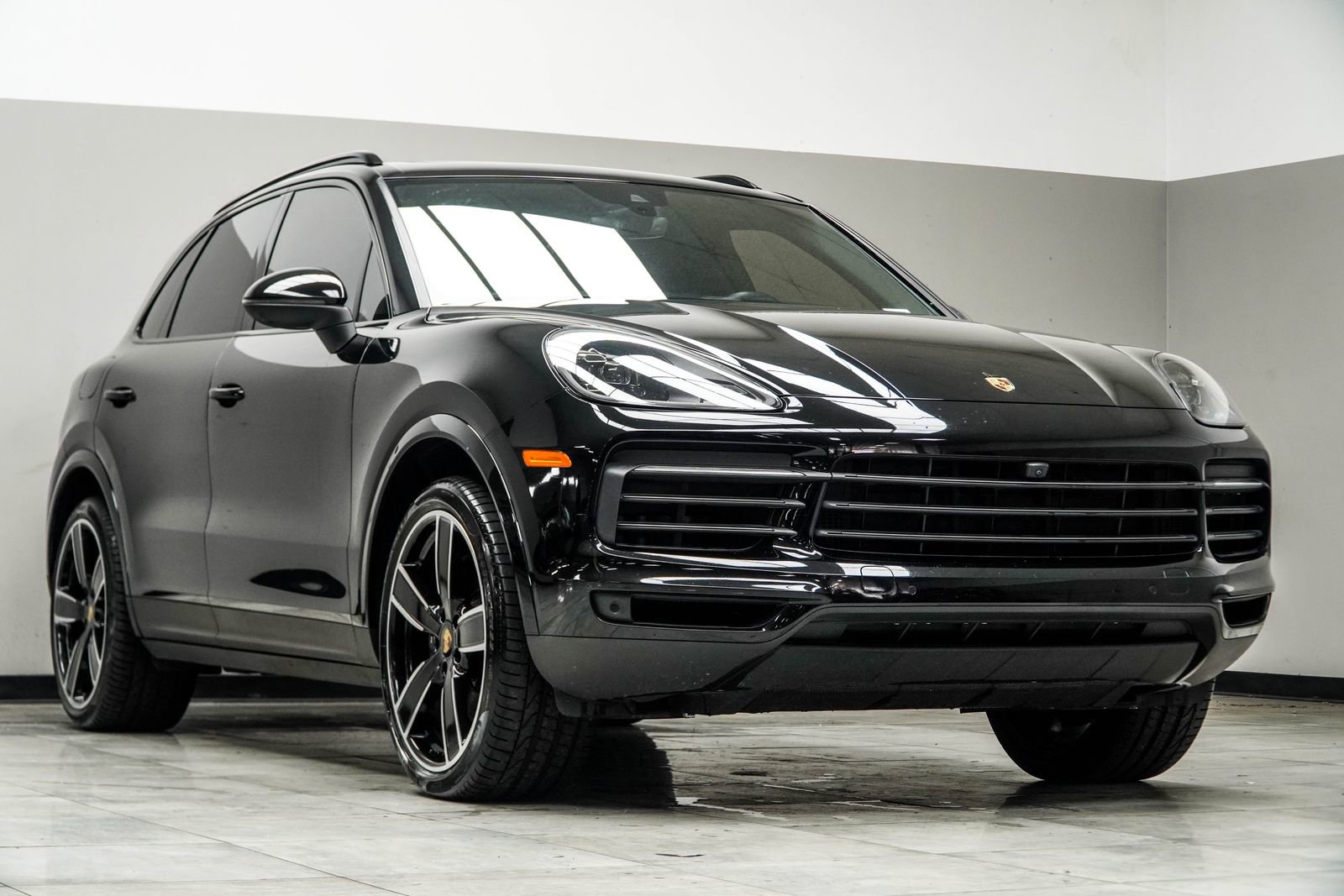 Used 2023 Porsche Cayenne Platinum Edition image 4
