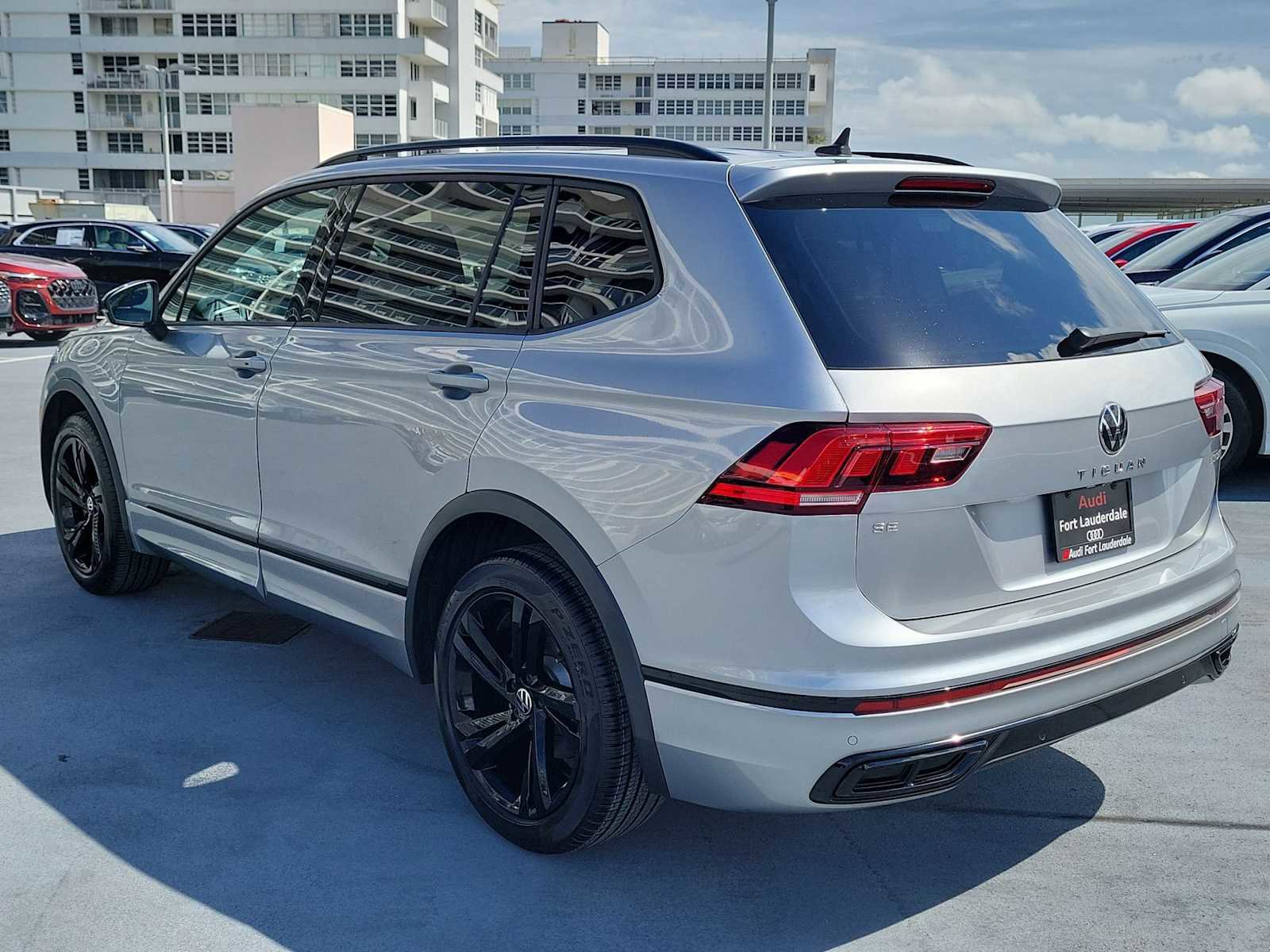 Used 2023 Volkswagen Tiguan SE R-Line FWD image 4