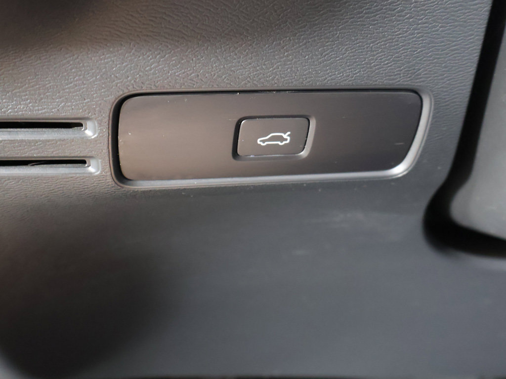 Used 2023 Volvo C40 Recharge Core AWD/4WD image 16