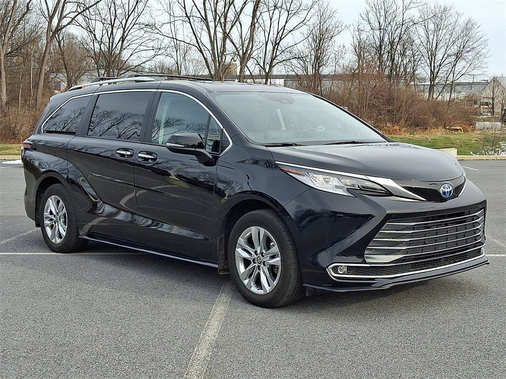 Certified 2024 Toyota Sienna Limited image 3
