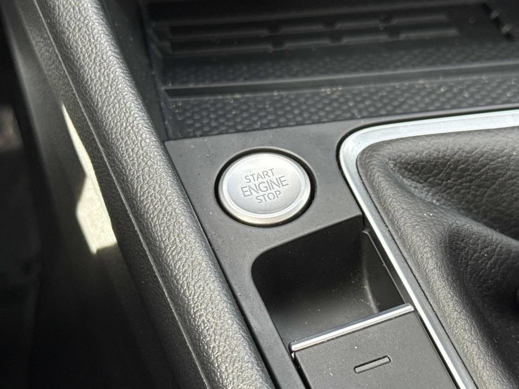 Used 2025 Volkswagen Jetta SE FWD image 15