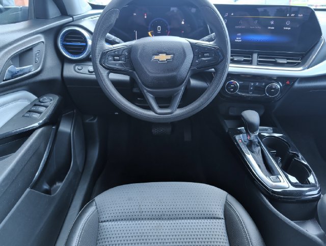 Used 2025 Chevrolet Trax LT FWD image 2