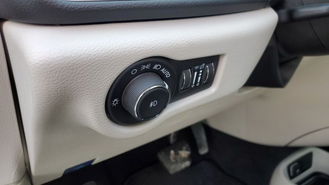 Used 2024 Chrysler Pacifica Touring-L FWD image 9