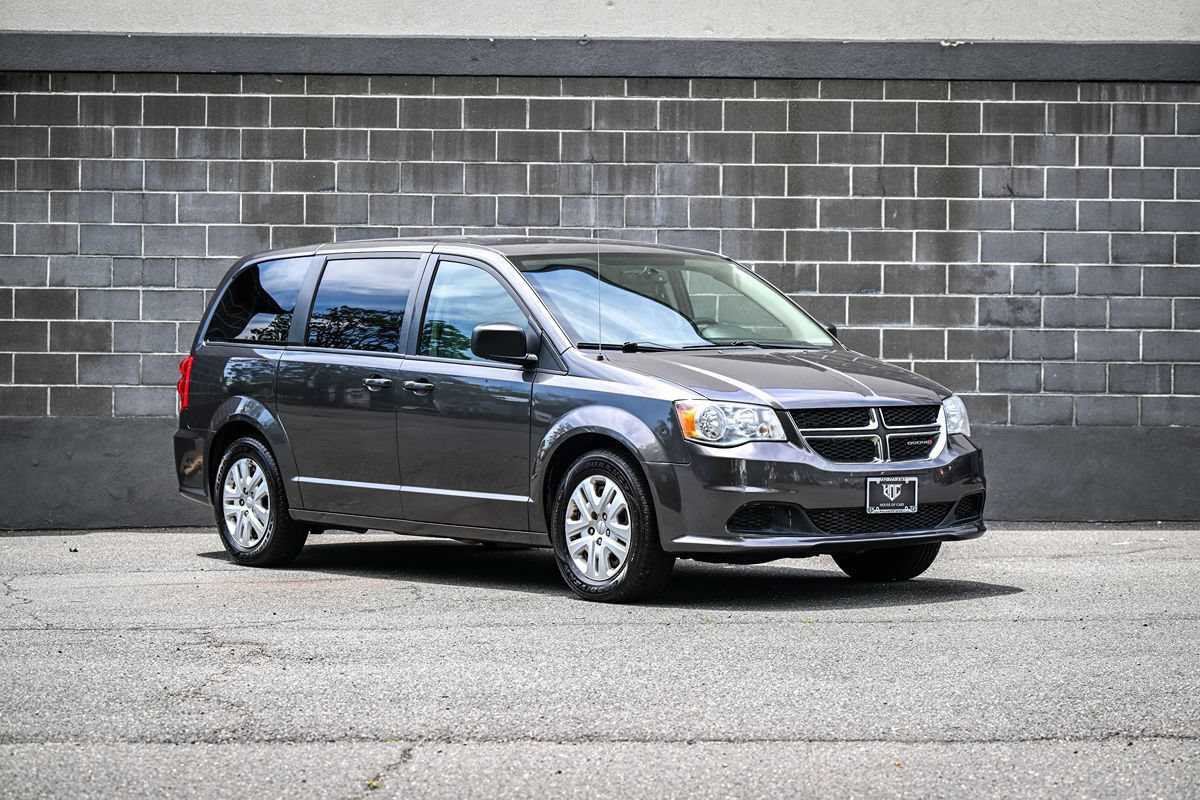 Used 2018 Dodge Grand Caravan SE w/ UConnect Hands-Free Group FWD image 2